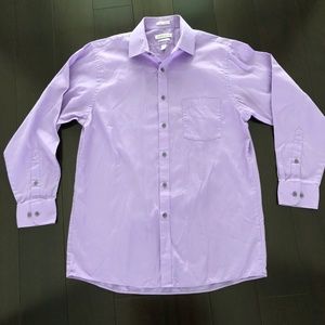 Van Heusen Men's wrinkle free button down shirt. Size 15 1/2 (32/33)